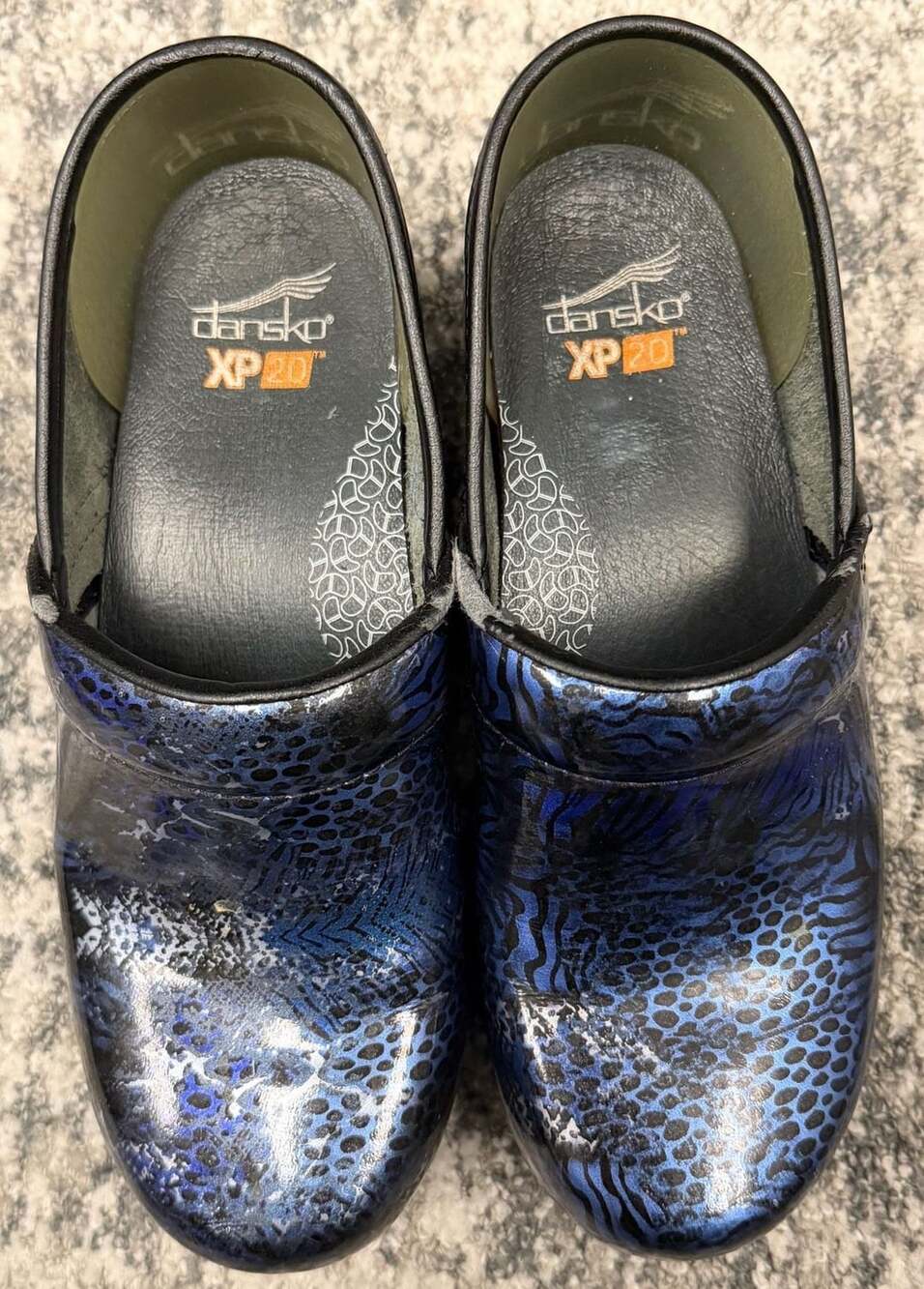Dansko XP 2.0 Clogs Size 38 Blue Animal Patent Leather